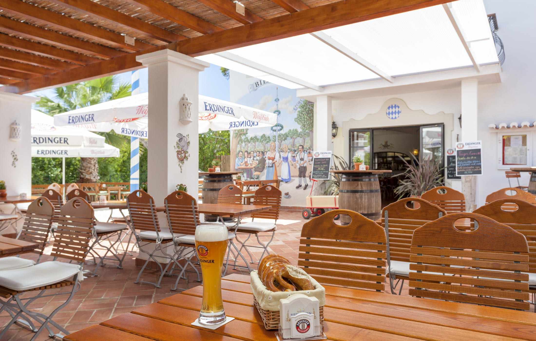 Vila Vita Biergarten - Authentic Beer Garden in Porches, Algarve.
